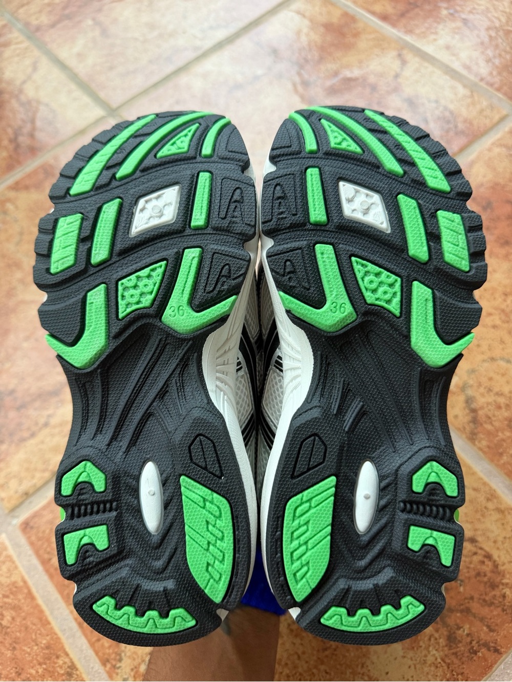 Size 4.5 Men’s And Women’s 6 - Asics Gel Kayano 14 White, Black & Green Athletic - Picture 6 of 7